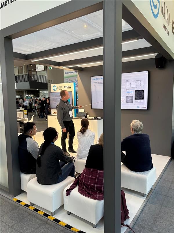 Dr. René de Kloe interacts with customers during his learning session entitled OIM Matrix in action: From routine analysis to the frontier of research.